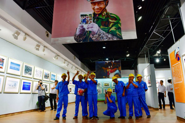 记农民工生活工作 展劳动者无私奉献